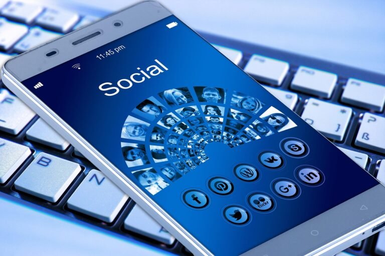 Image de couverture de l’article : Comment réussir réseaux sociaux pour une entreprise locale : guide pratique et conseils p…
